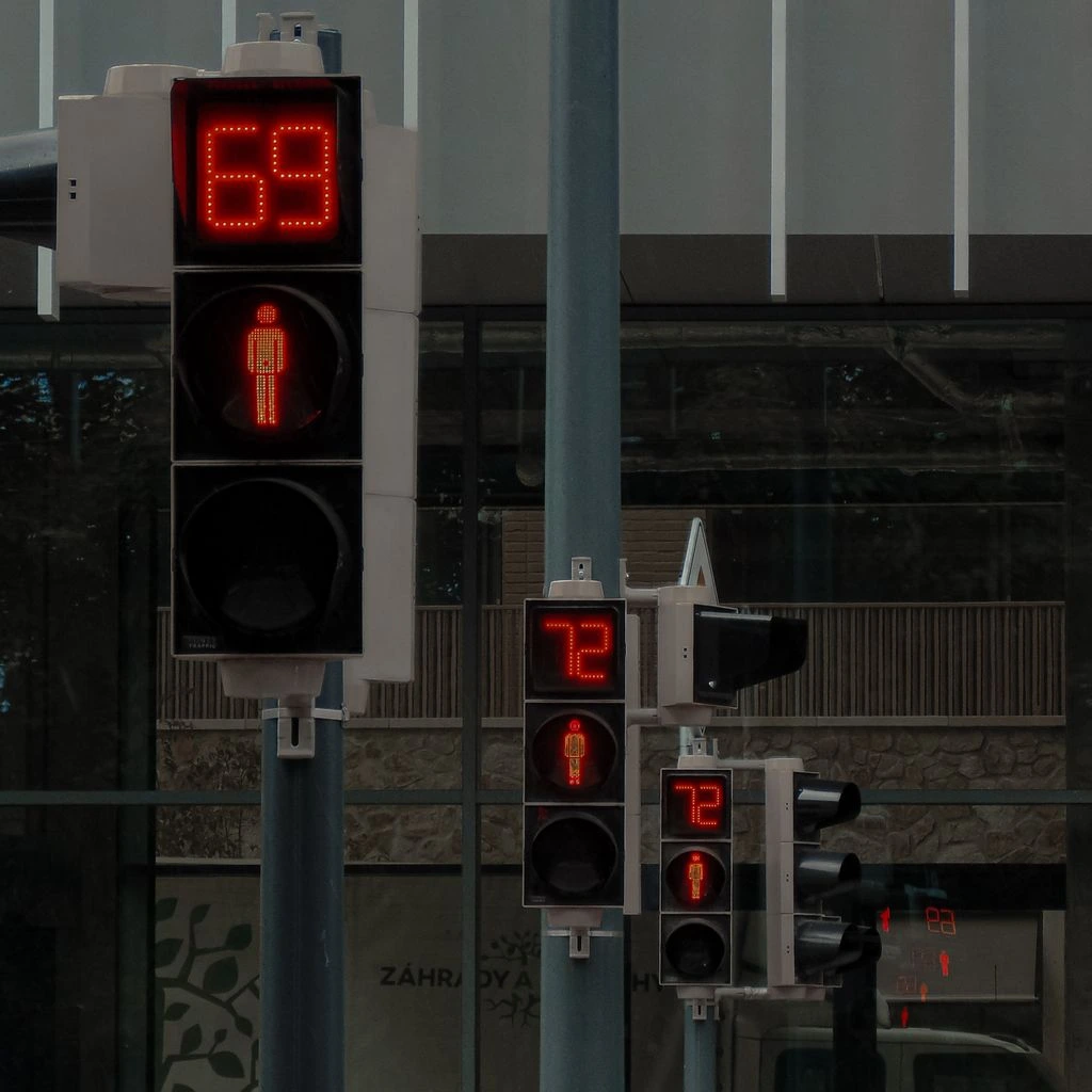 Smart-city environmental sensor mounted on streetlight